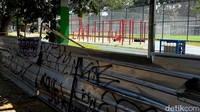 Pagar seng masih mengelilingi taman yang ada di Jalan Supratman, Kota Bandung ini.