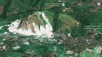 detikcom merangkum potret Gunung Kuda dari tahun ke tahun melalui Google Earth. Terlihat pada 31 Desember 2012 lapisan gunung sudah terkikis. (Foto: Google Earth tahun 2012).