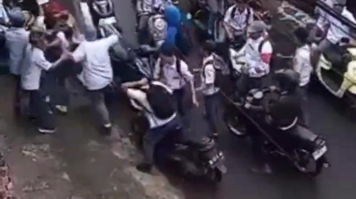 Tangkapan layar pengeroyokan siswa MAN 1 Makassar ke pelajar SMA 9 Makassar.