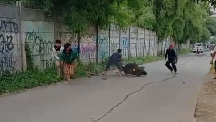 Tawuran remaja dekat Stadion Mini Sukatani, Depok, dibubarkan warga, pada Jumat (30/5/2025) sore.