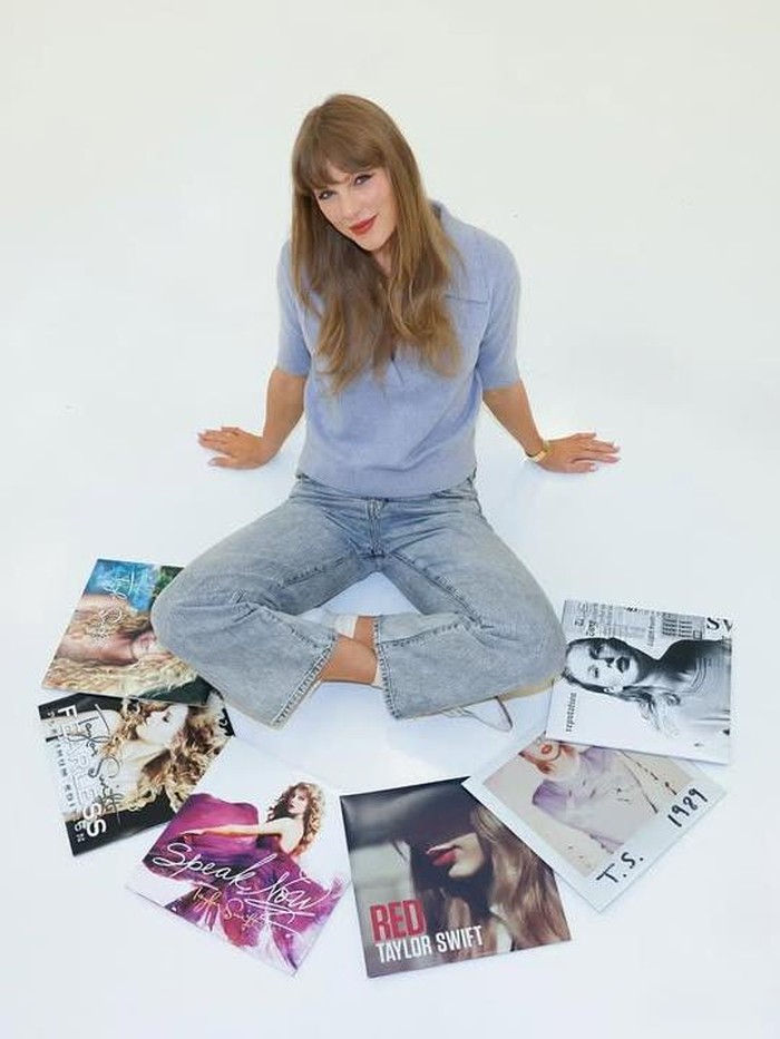 Taylor Swift berfoto dengan sampul 6 album pertamanya di label BIG MACHINE yang kini resmi jadi miliknya lagi.
