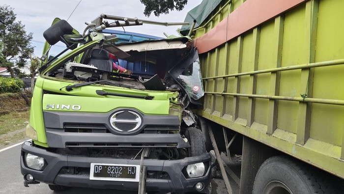 Truk muat semen tabrak truk parkir di Luwu Utara.