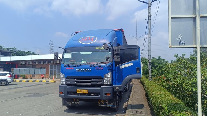 Truk Parkir di Rest Area Tol Jagorawi yang Disita Kejagung