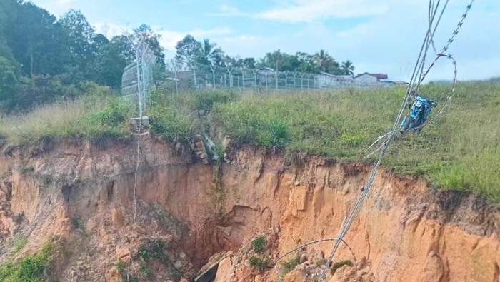 Ujung landasan bandara di Krayan, Nunukan, amblas.