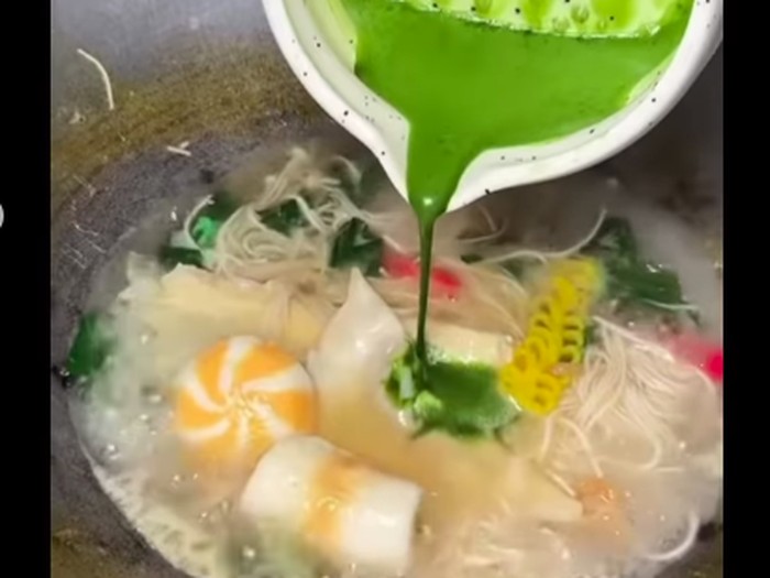 Unik! Seblak Ini Disajikan dengan Kuah Matcha