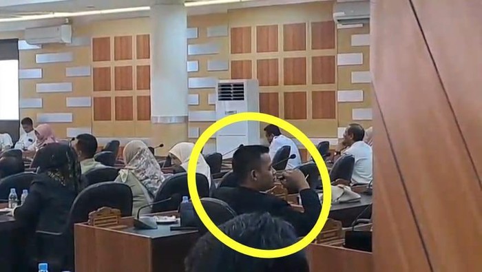 Tampang anggota DPRD Tuban diduga politisi dari Golkar yang menghisap vape saat rapat