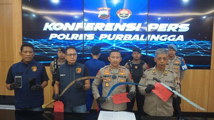 Wakapolres Purbalingga, Agus Amjat Purnomo (tengah) menunjukkan barang bukti sajam dari tangan remaja yang hendak tawuran di wilayah Desa Karangklesem, Kecamatan Kutasari, Sabtu (31/5/2025).