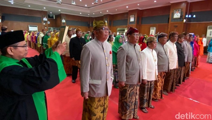 Wali Kota Eri Cahyadi merotasi 233 pejabat eselon 2 dan 3 tepat di Hari Jadi Kota Surabaya (HJKS) ke-732