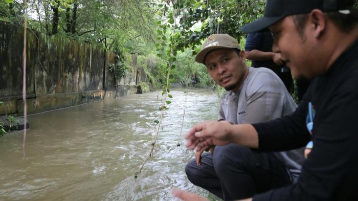 Wali Kota Pekanbaru Agung turun langsung cek titik banjir (Foto: Istimewa)