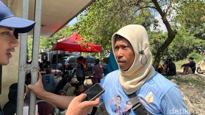 Wiharto saat keluarga salah satu korban longsor Gunung Kuda