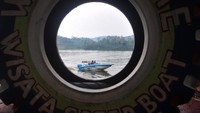 Wisatawan berada di atas speedboat saat mengelilingi bendungan Logung, Desa Kandangmas, Dawe, Kudus, Jawa Tengah, Sabtu (31/5/2025).