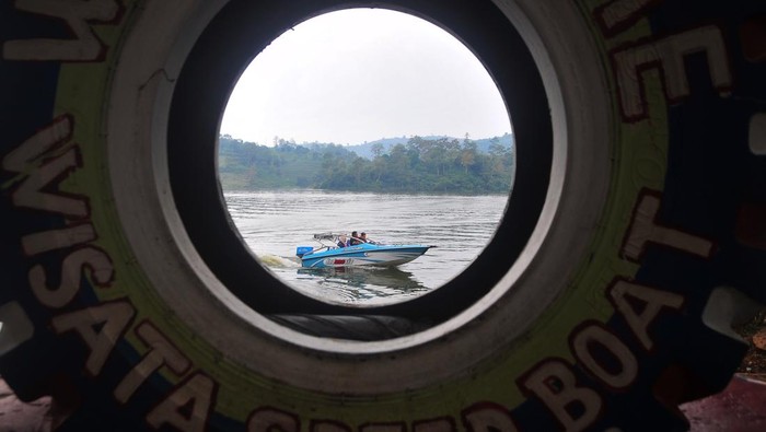 Wisatawan berjalan ke atas speedboat sebelum mengelilingi bendungan Logung, Desa Kandangmas, Dawe, Kudus, Jawa Tengah, Sabtu (31/5/2025). Bendungan yang selesai dibangun pada 2018 oleh Kementerian PUPR itu selain berfungsi untuk kebutuhan irigasi pertanian dan mencegah banjir juga dikembangkan untuk pariwisata salah satunya wisata speedboat yang diharapkan dapat menciptakan lapangan kerja baru seperti pemandu wisata, pedagang suvenir, penyedia jasa transportasi serta dapat mendorong pertumbuhan usaha kecil dan menengah (UKM) di sektor makanan. ANTARA FOTO/Yusuf Nugroho/agr