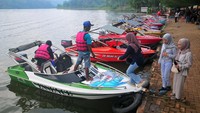 Selain berfungsi untuk kebutuhan irigasi pertanian dan mencegah banjir, Bendungan ini juga dikembangkan untuk pariwisata salah satunya wisata speedboat yang diharapkan dapat menciptakan lapangan kerja baru seperti pemandu wisata, pedagang suvenir, penyedia jasa transportasi serta dapat mendorong pertumbuhan usaha kecil dan menengah (UKM) di sektor makanan. 
