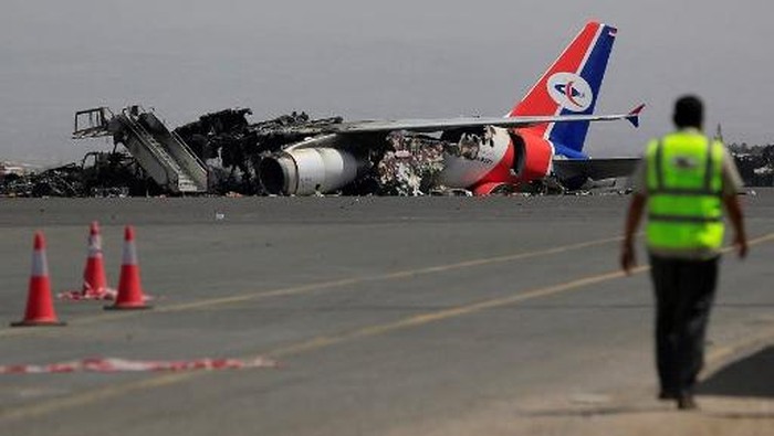 YEMEN-ISRAEL-CONFLICT Destroyed airplanes lie on the tarmac at Sanaa International Airport on May 29, 2025, in the aftermath of an Israeli military strike. Israeli air strikes blew up the last remaining plane at rebel-held Yemen's international airport, Israel and a Yemeni official said on May 28, weeks after an earlier attack inflicted major damage. (Photo by Mohammed HUWAIS / AFP)