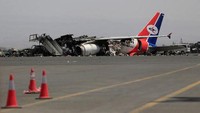 Pesawat milik maskapai di Yaman, Yemenia Airways yang sedang terparkir di landasan pacu di Bandara Sanaa hancur porak-poranda diserang militer Israel. Pesawat itu dijadwalkan mengangkut jemaah haji. (Foto: AFP/Mohammed Huwais)