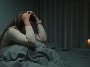Sering Overthinking di Malam Hari? Ini 7 Tips Hadapi Cemas Soal Masa Depan
