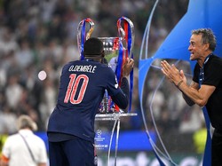 Saya percaya, Dembele pantas dapat Ballon dOr. Itu bukan karena gol-golnya tapi juga karena dia terus menekan lawan sepanjang musim. Dia bertahan dari depan, memimpin tim, jelas Enrique (Getty)