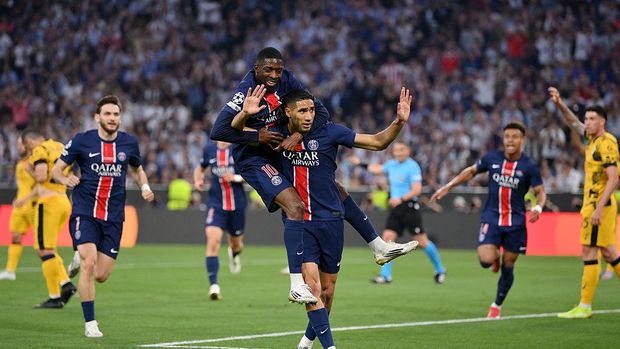 MUNICH, GERMANY - MAY 31: Achraf Hakimi of Paris Saint-Germain celebrates scoring his team's first goal with teammate Ousmane Dembele during the UEFA Champions League Final 2025 between Paris Saint-Germain and FC Internazionale Milano at Munich Football Arena on May 31, 2025 in Munich, Germany. (Photo by Justin Setterfield/Getty Images)