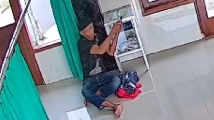 Sebuah video memperlihatkan aksi pria mencuri kotak amal di Jalan Kemiri Jaya, Beji, Depok. Polisi turun tangan menyelidiki aksi maling kotak amal yang beredar di media sosial (medsos) itu.