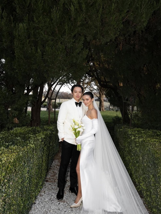 Amanda tampil cantik dan menawan dengan gaun pengantin off-shoulder rancangan desainer Hian Tjen. Berpotongan fit and flare, gaun tersebut memiliki belahan cukup tinggi di salah satu sisinya. Foto: Instagram/@amandarawles