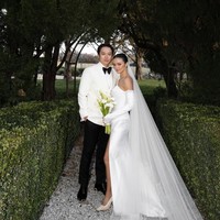 Amanda tampil cantik dan menawan dengan gaun pengantin off-shoulder rancangan desainer Hian Tjen. Berpotongan fit and flare, gaun tersebut memiliki belahan cukup tinggi di salah satu sisinya. Foto: Instagram/@amandarawles