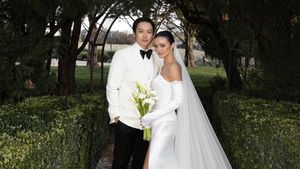 8 Foto Pernikahan Amanda Rawles-Adriel, Cantik Dengan Gaun Berbelahan Tinggi