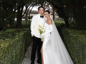 8 Foto Pernikahan Amanda Rawles-Adriel, Cantik Dengan Gaun Berbelahan Tinggi
