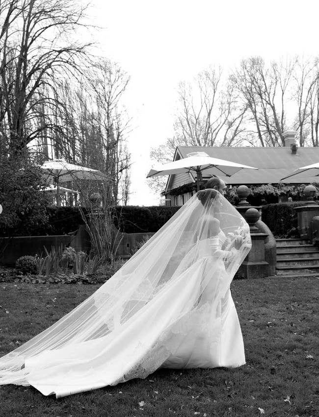 Gaun off-shoulder yang dikenakan Amanda tampak memiliki detail lengan panjang yang terpisah dari bagian gaun utama. Penampilannya itu juga dilengkapi dengan veil panjang menyapu lantai. Foto: Instagram/@amandarawles