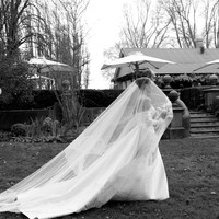 Gaun off-shoulder yang dikenakan Amanda tampak memiliki detail lengan panjang yang terpisah dari bagian gaun utama. Penampilannya itu juga dilengkapi dengan veil panjang menyapu lantai. Foto: Instagram/@amandarawles