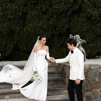 Tampil serba putih, Amanda terlihat cantik dan elegan. Ia juga memilih hand bouquet berisi bunga berwarna putih. Ditambah dengan riasan natural glam yang flawless dan rambut simple bun, penampilannya jadi terkesan simpel namun tetap memukau. Foto: Instagram/@amandarawles