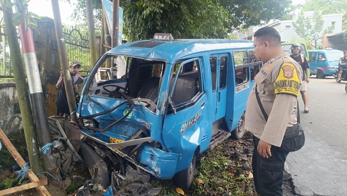 Angkot tabrak motor di Ambon gegara rem blong.