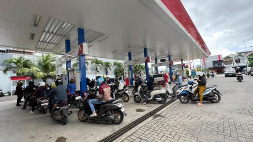 Antrean panjang di SPBU 54.87102 Waingapu, Kabupaten Sumba Timur, NTT, Minggu (1/6/2025). (Dok. Pertamina Patra Niaga Jatimbalinus).