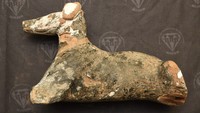 Ada patung kayu Anubis (dewa pemakaman dan pembalsaman Mesir serta pelindung makam) berbentuk serigala. Awal bulan Mei 2025 , Mesir menerima 25 artefak dari Amerika Serikat dan 20 artefak dari Australia, semuanya dikirim melalui jalur diplomatik.Foto: (Dokumentasi Kementerian Pariwisata dan Kepurbakalaan Mesir)