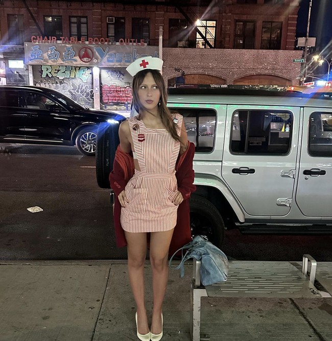 “Lebih dari 20 tahun yang lalu, ayah kami, saat masih lajang, memiliki hubungan singkat yang mengarah pada kehamilan,” ujar Gigi dan Bella dalam pernyataannya. “Aydan dibesarkan di Florida bersama pria yang ia cintai dan anggap ayahnya, hingga ia meninggal secara mendadak. Setelah itu, Aydan mengambil tes genetik dan dari situlah ia menemukan bahwa ia memiliki hubungan biologis dengan kami,” tambah mereka.  Foto: dok. Instagram/@toospoiled