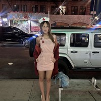 “Lebih dari 20 tahun yang lalu, ayah kami, saat masih lajang, memiliki hubungan singkat yang mengarah pada kehamilan,” ujar Gigi dan Bella dalam pernyataannya. “Aydan dibesarkan di Florida bersama pria yang ia cintai dan anggap ayahnya, hingga ia meninggal secara mendadak. Setelah itu, Aydan mengambil tes genetik dan dari situlah ia menemukan bahwa ia memiliki hubungan biologis dengan kami,” tambah mereka.  Foto: dok. Instagram/@toospoiled