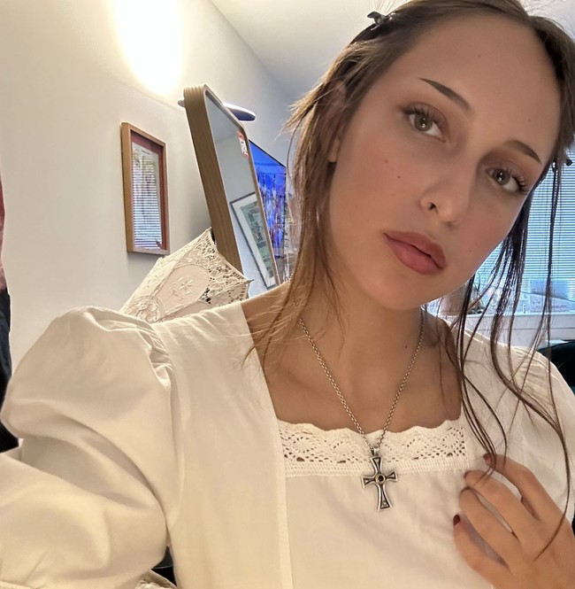 Gigi dan Bella Hadid sendiri yang mengungkap sendiri bahwa mereka sebenarnya memiliki adik lain, selain Anwar Hadid. Aydan merupakan anak dari Mohamed Hadid dengan wanita bernama Terri Hatfield Dull. Hubungan singkat tersebut terjadi setelah Mohamed bercerai dari ibu Gigi dan Bella Hadid, Yolanda Hadid. Foto: dok. Instagram/@toospoiled