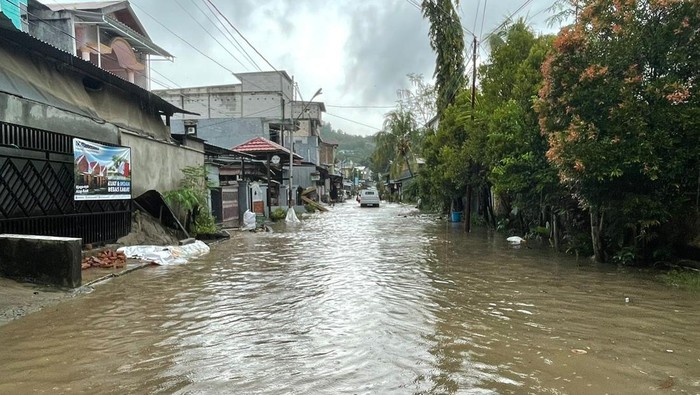 Banjir merendam rumah warga di Kecamatan Enrekang, Kabupaten Enrekang.