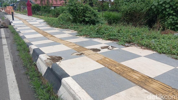 Belasan besi pembatas jalan di jalan baru menuju Jembatan Musi 6 Palembang hilang