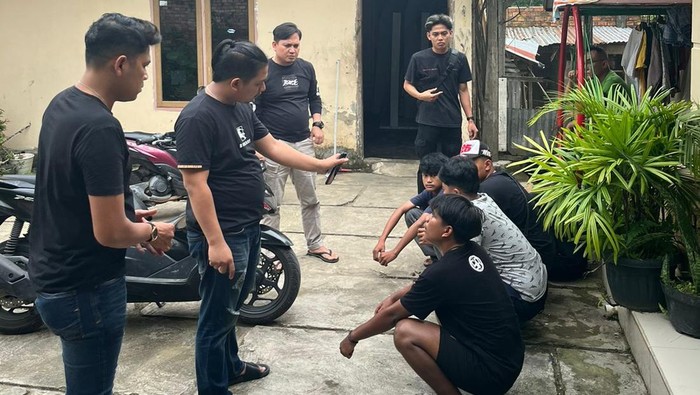 Belasan remaja di Jambi diamankan polisi usai melakukan tawuran bersajam.