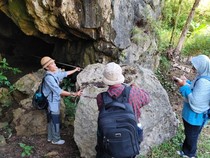 Menguak Batu Ikan hingga Gua Harta Karun di Gunung Karang Sukabumi