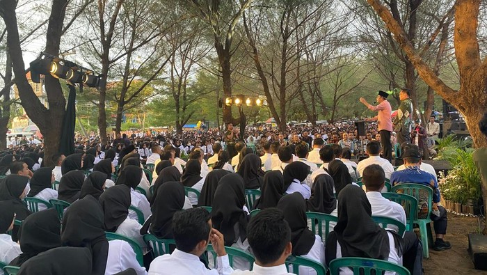 Gus Fawait menyerahkan SK PPPK di Pantai Ulo, Jember