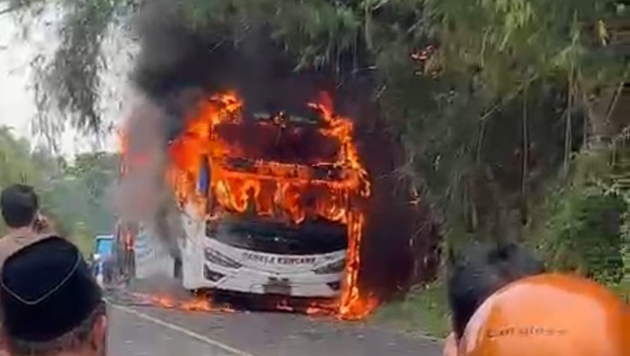 Bus Pahala Kencana di Bangalan terbakar