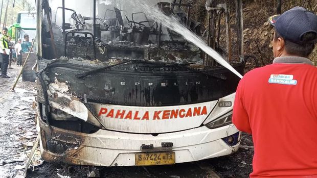 Bus Pahala Kencana yang terbakar hebat di Bangkalan.