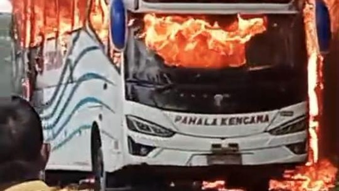 Bus Pahala Kencana yang terbakar hebat di Bangkalan.