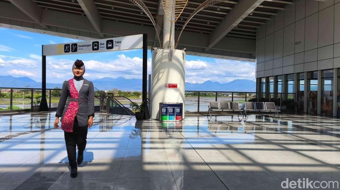 Di balik senyum ramah dan pelayanan prima para train attendant kereta cepat Whoosh, tersimpan proses panjang dan seleksi ketat yang harus mereka lalui. 

1. Fitri Ahmad Destriana, salah satu pramugari angkatan pertama Whoosh, mengisahkan pengalamannya.