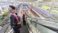 Saat mendaftar itu, Fitri belum berpengalaman menjadi train attendant. Dia bermodal latar belakang pendidikan di bidang hospitality, SMK jurusan akomodasi perhotelan, dan pernah bekerja sebagai kasir. Pilihan pendidikan itu terkait dengan cita-cita awal Fitri, yakni menjadi pramugari pesawat. Nah, saat ada rekruitmen pramugari Whoosh, Fitri pun melamar. Dia langsung tertarik dan percaya diri bisa lolos seleksi awal saat melihat syarat yang ditetapkan.