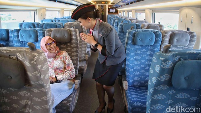 Di balik senyum ramah dan pelayanan prima para train attendant kereta cepat Whoosh, tersimpan proses panjang dan seleksi ketat yang harus mereka lalui. 

1. Fitri Ahmad Destriana, salah satu pramugari angkatan pertama Whoosh, mengisahkan pengalamannya.
