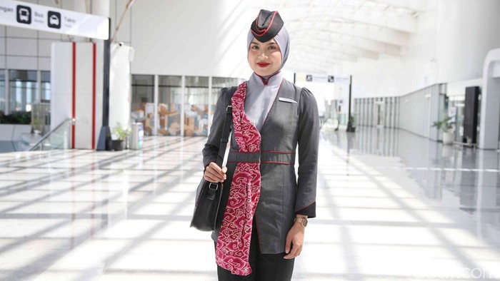 Di balik senyum ramah dan pelayanan prima para train attendant kereta cepat Whoosh, tersimpan proses panjang dan seleksi ketat yang harus mereka lalui. 

1. Fitri Ahmad Destriana, salah satu pramugari angkatan pertama Whoosh, mengisahkan pengalamannya.