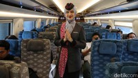Saya merasa puas ketika saya melihat penumpang naik kereta cepat, lalu ketika penumpang tersebut turun memberikan saya senyum dan terima kasih kepada saya. Di situ saya merasa sangat puas, karena yang saya rasa di situ Wah berarti penumpang ini merasa puas dengan pelayanan kita, gitu kata dia.
