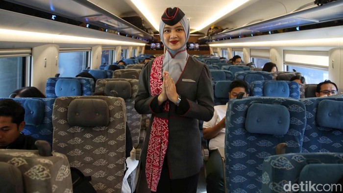 Di balik senyum ramah dan pelayanan prima para train attendant kereta cepat Whoosh, tersimpan proses panjang dan seleksi ketat yang harus mereka lalui. 

1. Fitri Ahmad Destriana, salah satu pramugari angkatan pertama Whoosh, mengisahkan pengalamannya.